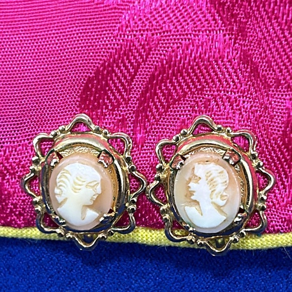 Vintage Gold Tone Framed Cameo Pin and Earring Set With Screw Back - Picture 4 of 6